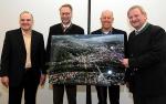 Foto: Die Akteure bei der Auktion (v. li.): Armin Wolf von Radio Charivari, Matthias<br />
Maier, GeschÃ¤ftsfÃ¼hrer der Asklepios-Klinik Lindenlohe, Fotograf Gerhard GÃ¶tz und OberbÃ¼rgermeister Helmut Hey / Foto: H.C. Wagner